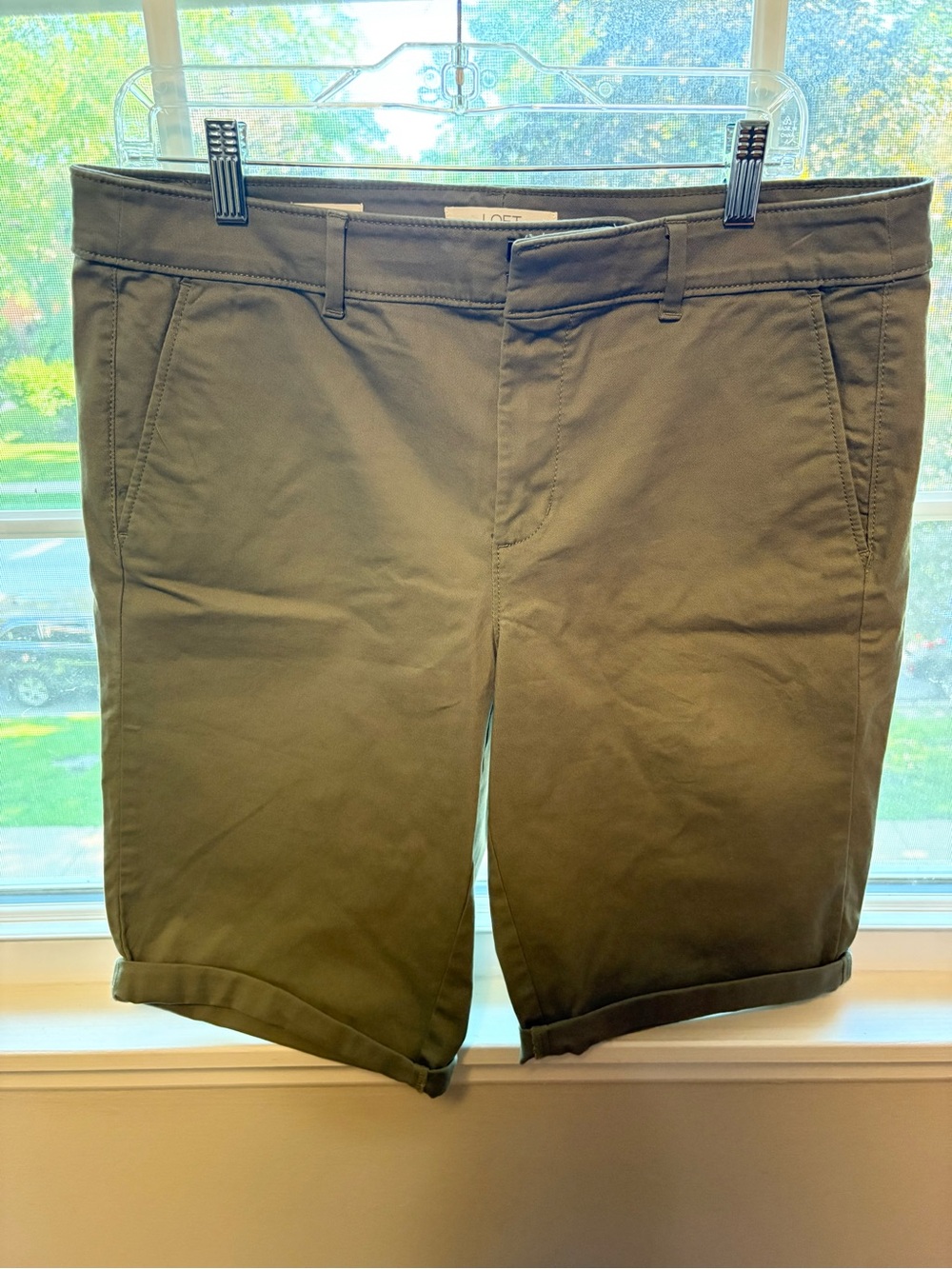LOFT Women’s Olive Green Chino Rolled-Hem Bermuda Shorts, Size 10 (EUC)
